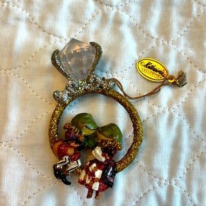 Katherine collection frogs kissing sitting on a diamond ring ornament